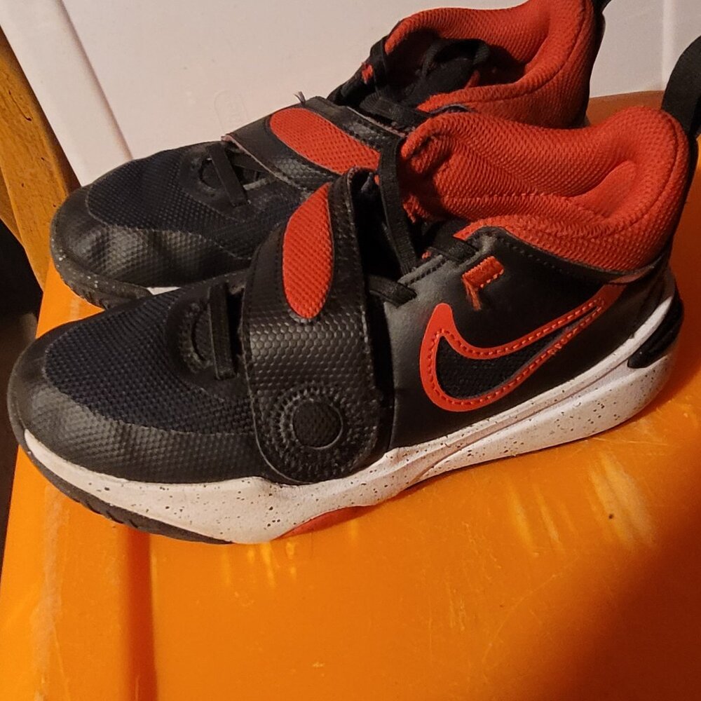 Nike Team Hustle basketball shoes